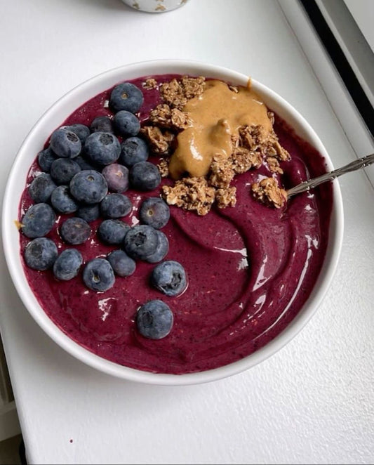 Smoothie bowl met bevroren fruit en amlou